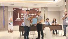 Osep Mulyawan Sudirman Karis (kiri) saat menerima SK penetapan sebagai ketua umum INASSOC periode 2026-2030. (Istimewa)