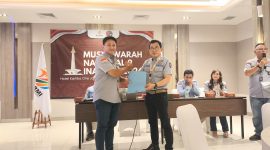 Osep Mulyawan Sudirman Karis (kiri) saat menerima SK penetapan sebagai ketua umum INASSOC periode 2026-2030. (Istimewa)