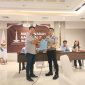 Osep Mulyawan Sudirman Karis (kiri) saat menerima SK penetapan sebagai ketua umum INASSOC periode 2026-2030. (Istimewa)