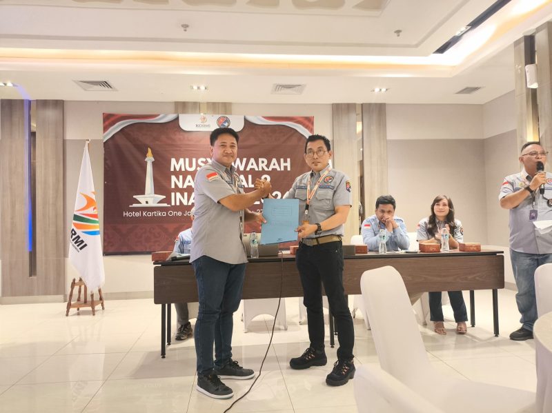 Osep Mulyawan Sudirman Karis (kiri) saat menerima SK penetapan sebagai ketua umum INASSOC periode 2026-2030. (Istimewa)