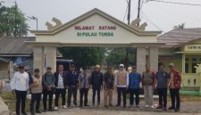 DPRKP Kabupaten Serang bersama perwakilan Kementerian Perumahan dan Kawasan Permukiman datang melakukan verifikasi rumah tidak layak huni (RTLH) di Pulau Tunda. Dok (Ist/Dailyhits.id)