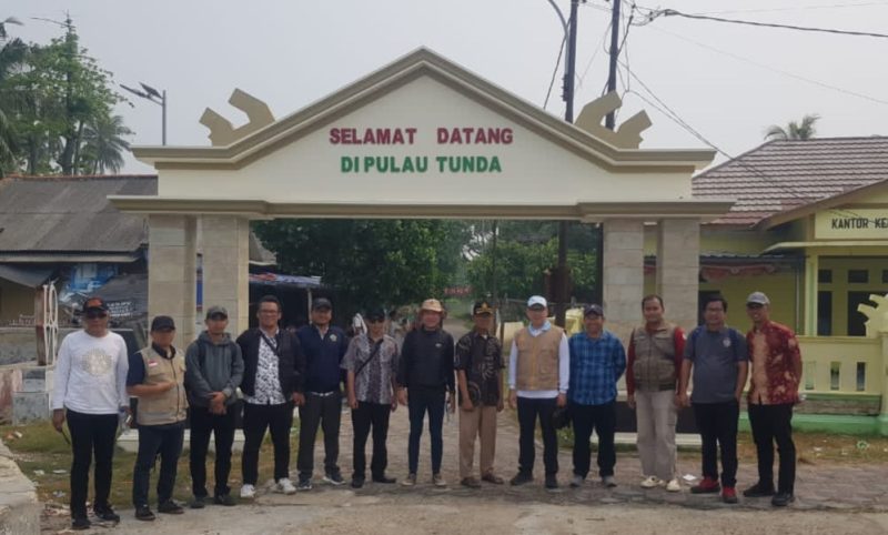DPRKP Kabupaten Serang bersama perwakilan Kementerian Perumahan dan Kawasan Permukiman datang melakukan verifikasi rumah tidak layak huni (RTLH) di Pulau Tunda. Dok (Ist/Dailyhits.id)