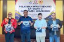 Ketua Akuatik Lebak, Febby Rizki Pratama (kedua kiri) saat foto bersama dengan Pengprov Akuatik Banten, PB Akuatik Indonesia dan Sekretaris Dinas Pemuda dan Olahraga Kabupaten Lebak. (Istimewa)