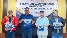 Ketua Akuatik Lebak, Febby Rizki Pratama (kedua kiri) saat foto bersama dengan Pengprov Akuatik Banten, PB Akuatik Indonesia dan Sekretaris Dinas Pemuda dan Olahraga Kabupaten Lebak. (Istimewa)