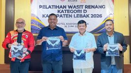 Ketua Akuatik Lebak, Febby Rizki Pratama (kedua kiri) saat foto bersama dengan Pengprov Akuatik Banten, PB Akuatik Indonesia dan Sekretaris Dinas Pemuda dan Olahraga Kabupaten Lebak. (Istimewa)