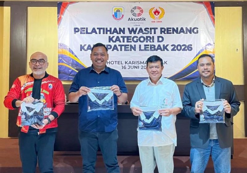 Ketua Akuatik Lebak, Febby Rizki Pratama (kedua kiri) saat foto bersama dengan Pengprov Akuatik Banten, PB Akuatik Indonesia dan Sekretaris Dinas Pemuda dan Olahraga Kabupaten Lebak. (Istimewa)
