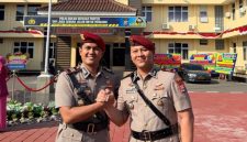 AKP Wisnu Adicahya (kiri) dan AKP Fredo Leonard (kanan) saat serah terima jabatan Kasatreskrim Polres Lebak. (Istimewa)