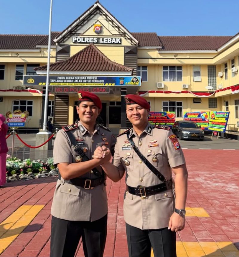 AKP Wisnu Adicahya (kiri) dan AKP Fredo Leonard (kanan) saat serah terima jabatan Kasatreskrim Polres Lebak. (Istimewa)