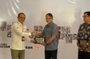 Plt kepala Bapenda Lebak, Agung Budi Santoso (kanan) saat menerima cindera mata dari BI Banten usai acara jelajah QRIS dalam rangka digitalisasi transaksi pemerintah daerah. (Istimewa)
