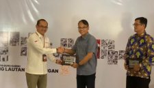 Plt kepala Bapenda Lebak, Agung Budi Santoso (kanan) saat menerima cindera mata dari BI Banten usai acara jelajah QRIS dalam rangka digitalisasi transaksi pemerintah daerah. (Istimewa)