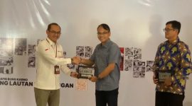 Plt kepala Bapenda Lebak, Agung Budi Santoso (kanan) saat menerima cindera mata dari BI Banten usai acara jelajah QRIS dalam rangka digitalisasi transaksi pemerintah daerah. (Istimewa)