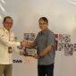 Plt kepala Bapenda Lebak, Agung Budi Santoso (kanan) saat menerima cindera mata dari BI Banten usai acara jelajah QRIS dalam rangka digitalisasi transaksi pemerintah daerah. (Istimewa)