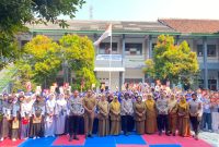 Ratusan siswa saat foto bersama dengan kepala sekolah, dewan guru dan narasumber dari Polres Lebak usai MPLS. (DAILYHITS)