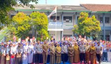 Ratusan siswa saat foto bersama dengan kepala sekolah, dewan guru dan narasumber dari Polres Lebak usai MPLS. (DAILYHITS)