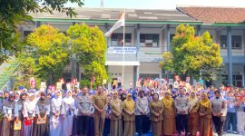 Ratusan siswa saat foto bersama dengan kepala sekolah, dewan guru dan narasumber dari Polres Lebak usai MPLS. (DAILYHITS)