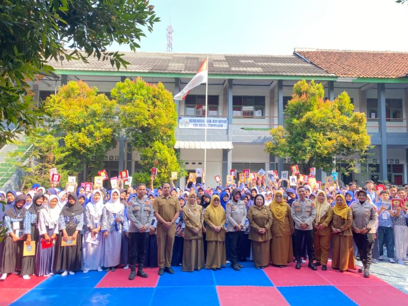 Ratusan siswa saat foto bersama dengan kepala sekolah, dewan guru dan narasumber dari Polres Lebak usai MPLS. (DAILYHITS)