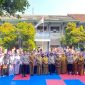 Ratusan siswa saat foto bersama dengan kepala sekolah, dewan guru dan narasumber dari Polres Lebak usai MPLS. (DAILYHITS)