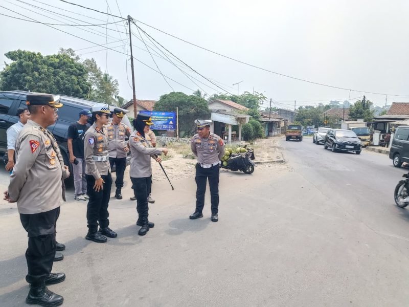 Kapolres Lebak, AKBP Arninsi saat meninjau lokasi jalan rawan kecelakaan. (Istimewa)