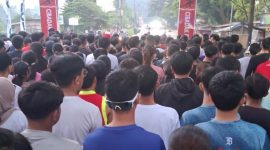 Ratusan peserta saat bersiap lari 5 kilometer dalam rangka memeriahkan HUT RI ke 81 yang diselenggarakan Pemerintah Kecamatan Cibadak. (Istimewa)
