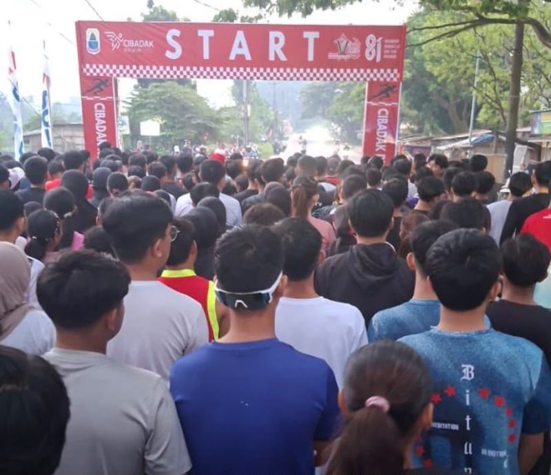 Ratusan peserta saat bersiap lari 5 kilometer dalam rangka memeriahkan HUT RI ke 81 yang diselenggarakan Pemerintah Kecamatan Cibadak. (Istimewa)
