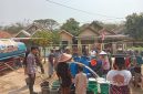 Penyaluran air bersih kepada masyarakat di Kampung Onjong dan Kedawung, Desa Ragas, Kecamatan Carenang, Kabupaten Serang. yang di landa kekeringan, Dok : (St/Totalbanten.com) 