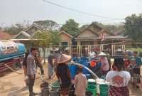 Penyaluran air bersih kepada masyarakat di Kampung Onjong dan Kedawung, Desa Ragas, Kecamatan Carenang, Kabupaten Serang. yang di landa kekeringan, Dok : (St/Totalbanten.com) 