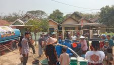Penyaluran air bersih kepada masyarakat di Kampung Onjong dan Kedawung, Desa Ragas, Kecamatan Carenang, Kabupaten Serang. yang di landa kekeringan, Dok : (St/Totalbanten.com) 