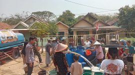 Penyaluran air bersih kepada masyarakat di Kampung Onjong dan Kedawung, Desa Ragas, Kecamatan Carenang, Kabupaten Serang. yang di landa kekeringan, Dok : (St/Totalbanten.com) 