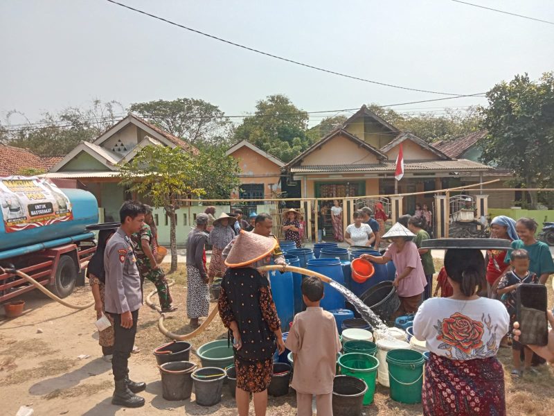 Penyaluran air bersih kepada masyarakat di Kampung Onjong dan Kedawung, Desa Ragas, Kecamatan Carenang, Kabupaten Serang. yang di landa kekeringan, Dok : (St/Totalbanten.com) 