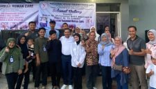 Ketua BPC Gapensi Lebak, Moch. Nabil Jayabaya saat foto bersama dengan pengurus Yayasan Yunaniah Human Care. (Istimewa)