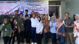 Ketua BPC Gapensi Lebak, Moch. Nabil Jayabaya saat foto bersama dengan pengurus Yayasan Yunaniah Human Care. (Istimewa)