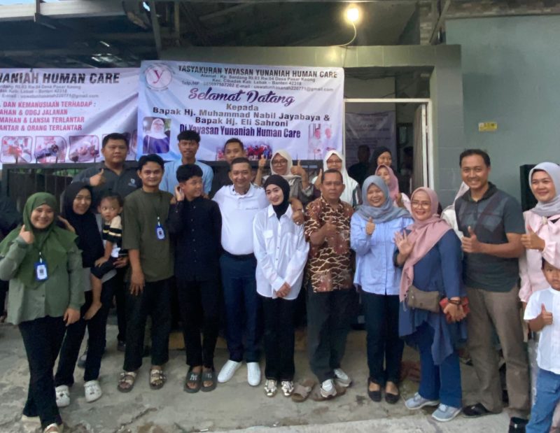 Ketua BPC Gapensi Lebak, Moch. Nabil Jayabaya saat foto bersama dengan pengurus Yayasan Yunaniah Human Care. (Istimewa)