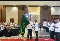 Ketua Kadin Banten, M. Azzari Jayabaya saat melantik Ketua Kadin Lebak 2026-2031 Robby Sumantri Jayabaya. (Istimewa)
