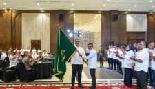 Ketua Kadin Banten, M. Azzari Jayabaya saat melantik Ketua Kadin Lebak 2026-2031 Robby Sumantri Jayabaya. (Istimewa)