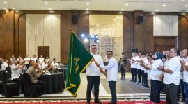 Ketua Kadin Banten, M. Azzari Jayabaya saat melantik Ketua Kadin Lebak 2026-2031 Robby Sumantri Jayabaya. (Istimewa)