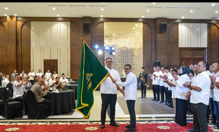 Ketua Kadin Banten, M. Azzari Jayabaya saat melantik Ketua Kadin Lebak 2026-2031 Robby Sumantri Jayabaya. (Istimewa)