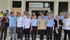 Wakil Menteri Koordinator (Wamenko) Bidang Pangan, Hanif Faisol Nurofiq, bersama Pemerintah Kabupaten Serang dan pihak jajaran perusahaan PT Indah Kiat Tbk Serang. Dok (Dir/Totalbanten.com)