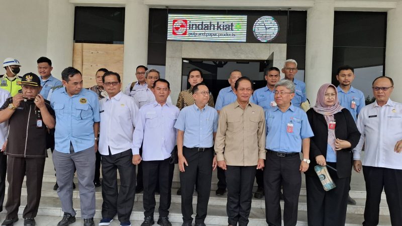 Wakil Menteri Koordinator (Wamenko) Bidang Pangan, Hanif Faisol Nurofiq, bersama Pemerintah Kabupaten Serang dan pihak jajaran perusahaan PT Indah Kiat Tbk Serang. Dok (Dir/Totalbanten.com)