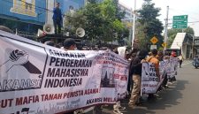 Ratusan masa aksi unjuk rasa memdatangi gedung ATR/BPN Jakarta, Dok: (Ist/Dailyhits.id)