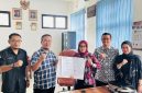 Ketua Bawaslu Kabupaten Lebak, Dedi Hidayat didampingi Koordinator SDMO Bawaslu Kabupaten Lebak, Deden Kurniawan (pojok kiri) saat foto bersama dengan Kepala DP3AP2KB Kabupaten Lebak, Lina Budiarti usai menandatangani MoU. (Istimewa)