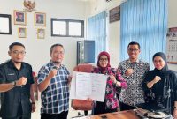Ketua Bawaslu Kabupaten Lebak, Dedi Hidayat didampingi Koordinator SDMO Bawaslu Kabupaten Lebak, Deden Kurniawan (pojok kiri) saat foto bersama dengan Kepala DP3AP2KB Kabupaten Lebak, Lina Budiarti usai menandatangani MoU. (Istimewa)