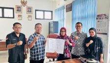 Ketua Bawaslu Kabupaten Lebak, Dedi Hidayat didampingi Koordinator SDMO Bawaslu Kabupaten Lebak, Deden Kurniawan (pojok kiri) saat foto bersama dengan Kepala DP3AP2KB Kabupaten Lebak, Lina Budiarti usai menandatangani MoU. (Istimewa)