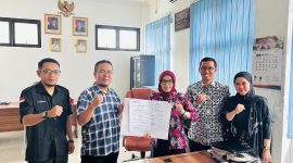 Ketua Bawaslu Kabupaten Lebak, Dedi Hidayat didampingi Koordinator SDMO Bawaslu Kabupaten Lebak, Deden Kurniawan (pojok kiri) saat foto bersama dengan Kepala DP3AP2KB Kabupaten Lebak, Lina Budiarti usai menandatangani MoU. (Istimewa)
