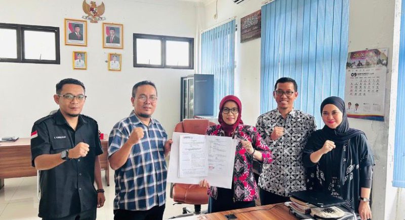 Ketua Bawaslu Kabupaten Lebak, Dedi Hidayat didampingi Koordinator SDMO Bawaslu Kabupaten Lebak, Deden Kurniawan (pojok kiri) saat foto bersama dengan Kepala DP3AP2KB Kabupaten Lebak, Lina Budiarti usai menandatangani MoU. (Istimewa)
