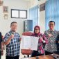Ketua Bawaslu Kabupaten Lebak, Dedi Hidayat didampingi Koordinator SDMO Bawaslu Kabupaten Lebak, Deden Kurniawan (pojok kiri) saat foto bersama dengan Kepala DP3AP2KB Kabupaten Lebak, Lina Budiarti usai menandatangani MoU. (Istimewa)