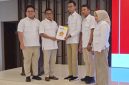 Agil Zulfikar menerima SK untuk menjadi Ketua DPC Gerindra Kabupaten Lebak. (Istimewa)