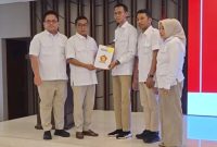 Agil Zulfikar menerima SK untuk menjadi Ketua DPC Gerindra Kabupaten Lebak. (Istimewa)