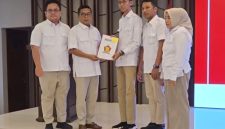 Agil Zulfikar menerima SK untuk menjadi Ketua DPC Gerindra Kabupaten Lebak. (Istimewa)