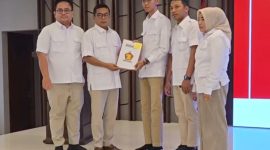 Agil Zulfikar menerima SK untuk menjadi Ketua DPC Gerindra Kabupaten Lebak. (Istimewa)