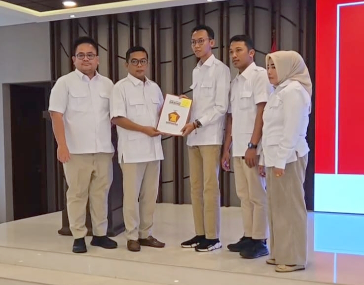 Agil Zulfikar menerima SK untuk menjadi Ketua DPC Gerindra Kabupaten Lebak. (Istimewa)